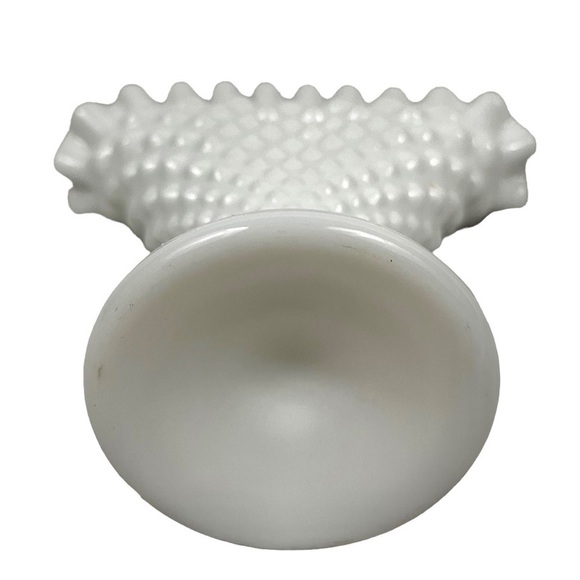 FENTON vintage Milk Glass Scalloped Hobnail Fan vase - Picture 6 of 8